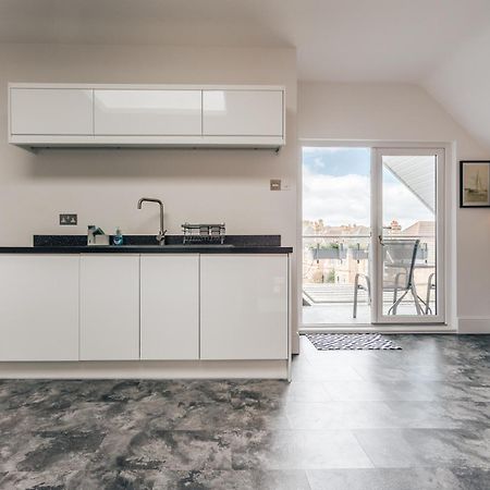 Private Two Bedroom Residence In Southbourne - Private Parking - Off The High Street - Minutes Away From The Beach Bournemouth Luaran gambar