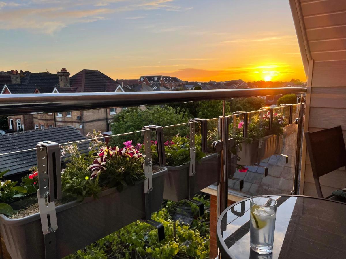 Private Two Bedroom Residence In Southbourne - Private Parking - Off The High Street - Minutes Away From The Beach Bournemouth Luaran gambar