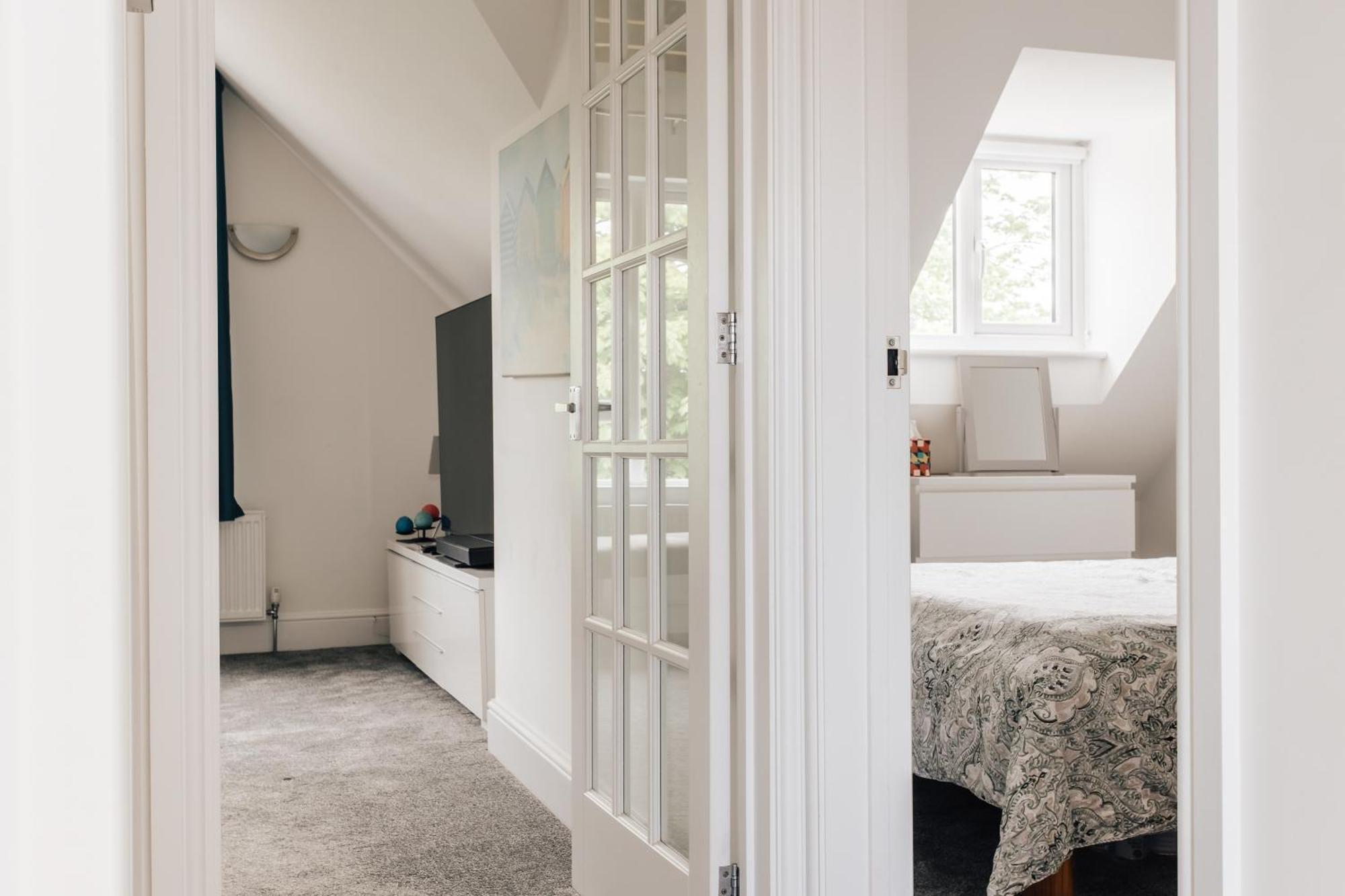 Private Two Bedroom Residence In Southbourne - Private Parking - Off The High Street - Minutes Away From The Beach Bournemouth Luaran gambar