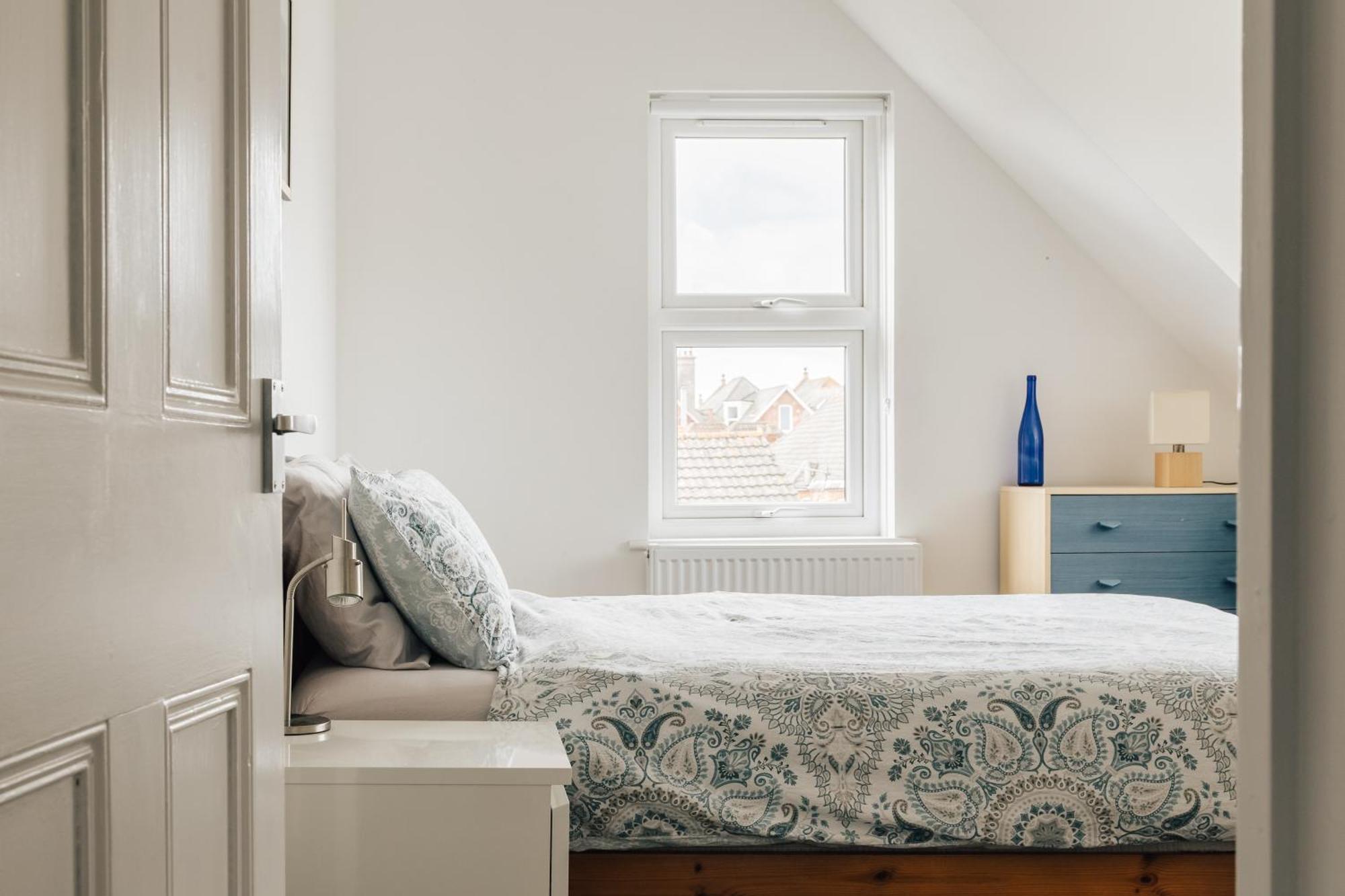 Private Two Bedroom Residence In Southbourne - Private Parking - Off The High Street - Minutes Away From The Beach Bournemouth Luaran gambar