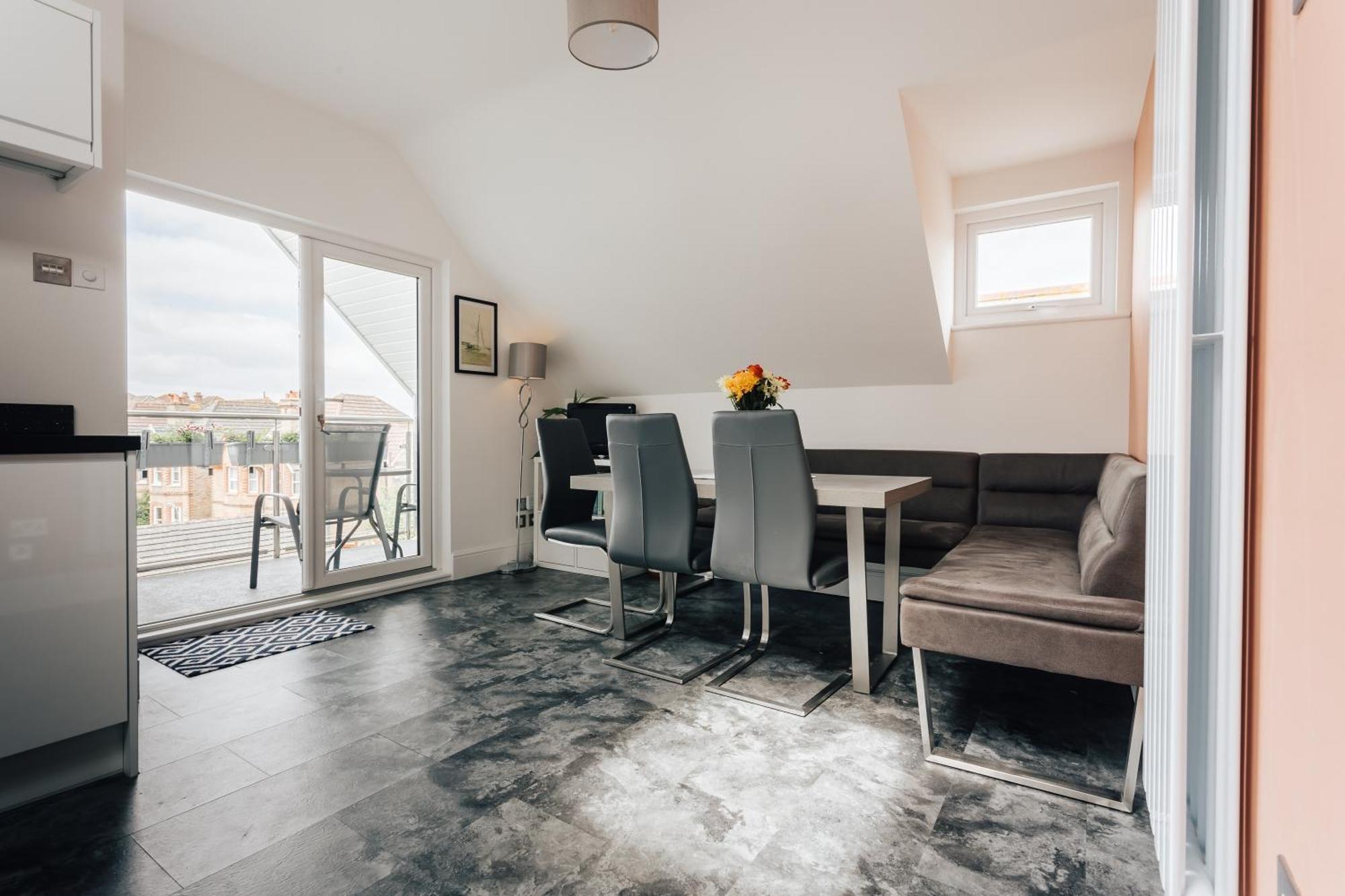 Private Two Bedroom Residence In Southbourne - Private Parking - Off The High Street - Minutes Away From The Beach Bournemouth Luaran gambar